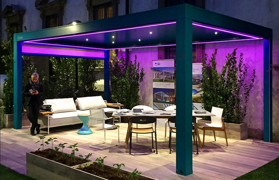 PERGOLA BIOCLIMATICA A LAMELLE ORIENTABILI AUTOPORTANTE CON TENDE E LUCI A LED INTEGRATE  NELLA STRUTTURA OPERA PRATIC